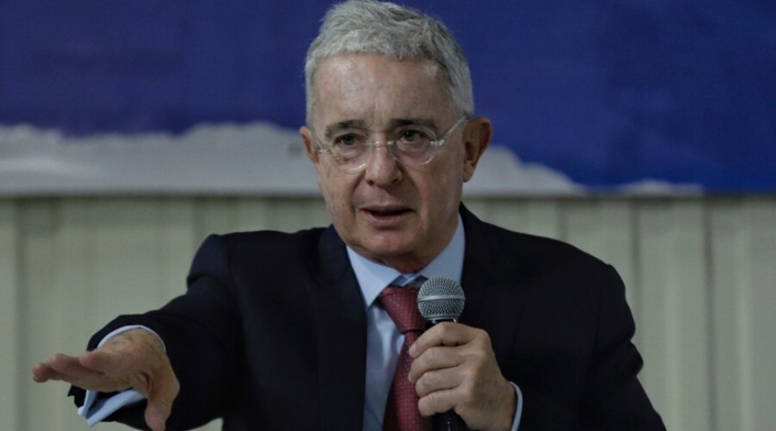“Si el Presidente me hubiera dicho, le habría llevado los recibos”: Uribe le responde a Petro
