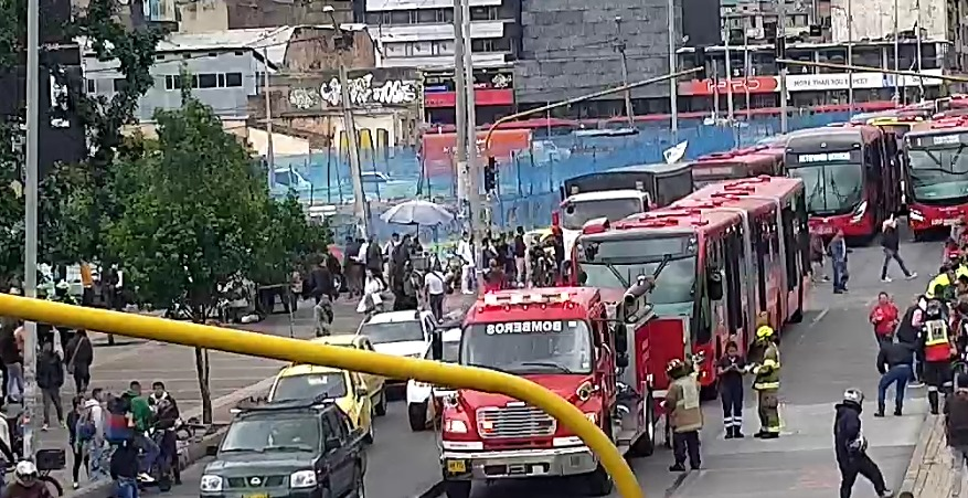 Bogotá: Mujer muere tras ser atropellada por un bus articulado de TransMilenio en el centro