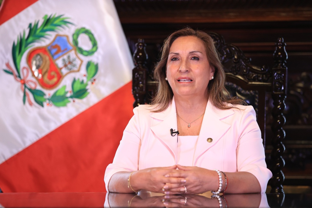Un Rolex tiene en problemas a la presidenta de Perú, Dina Boluarte, registran el palacio de gobierno y su casa particular