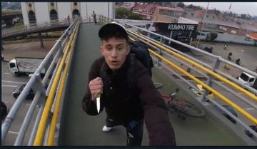 Video: Así le roban la patineta eléctrica a un joven en un puente peatonal del norte de Bogotá
