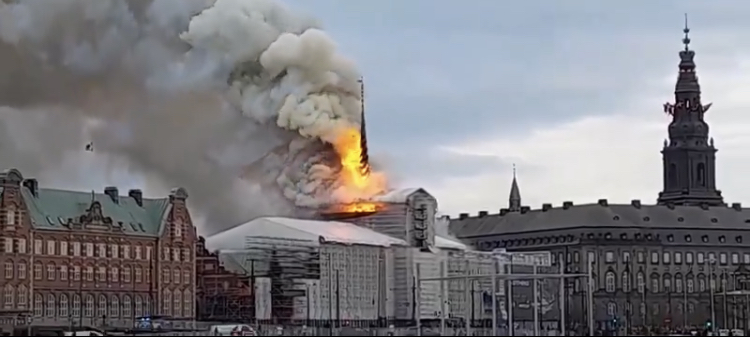 Video: Incendio devasta el histórico edificio de la Bolsa de Copenhague y destruye su icónico chapitel